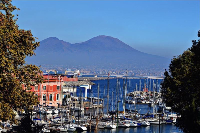 Крупные и красивые города Италии, которые нужно посетить: Порт Неаполя и вид на Везувий
