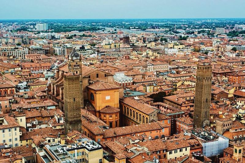 Крупные и красивые города Италии, которые нужно посетить: вид на Болонью 