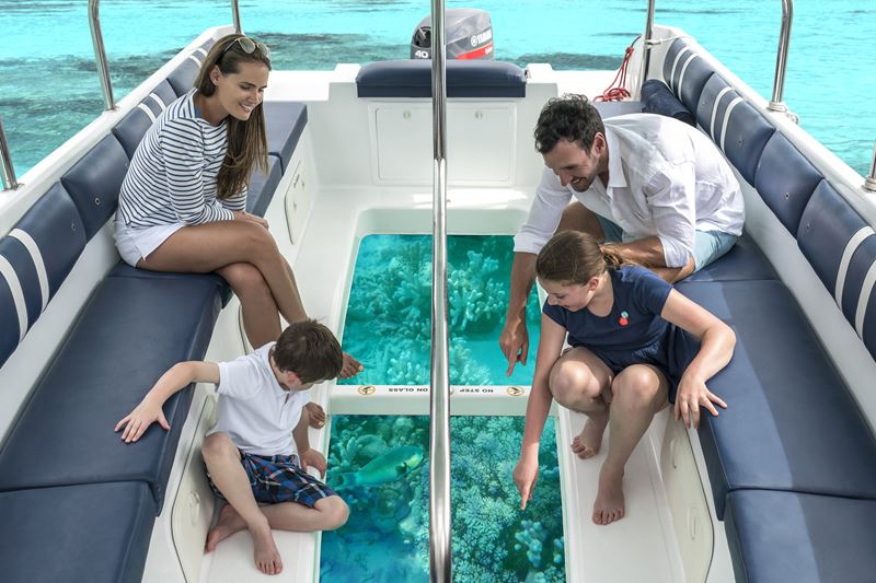 Shangri-La`s Villingili Resort & Spa - семейная прогулка на лодке с прозрачным дном