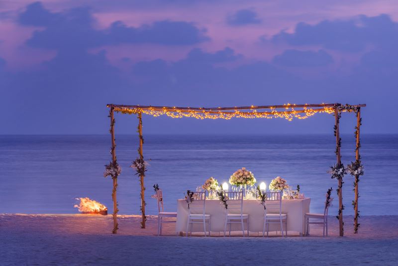 Свадьба на курорте St. Regis Maldives Vommuli Resort - вкусный ужин на фоне мальдивского заката