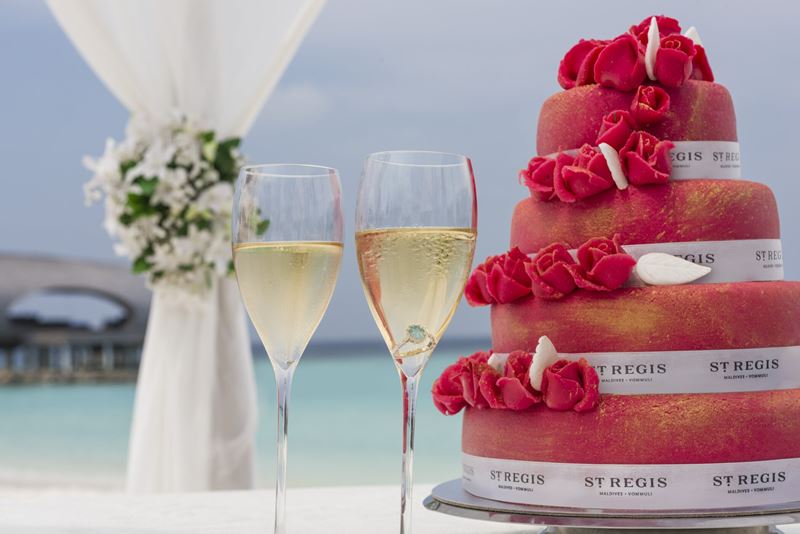 Свадьба на курорте St. Regis Maldives Vommuli Resort - фирменные свадебные десерты от шеф-поваров