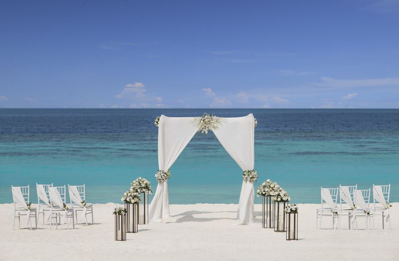Свадьба на курорте St. Regis Maldives Vommuli Resort - торжество на берегу Индийского океана