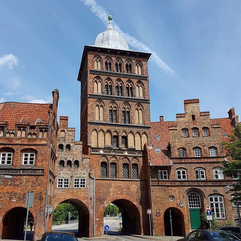 Крупные и красивые города Германии - Ворота Бургтор в Любеке