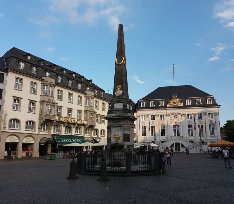 Крупные и красивые города Германии - Фонтан-обелиск на рыночной площади в Бонне