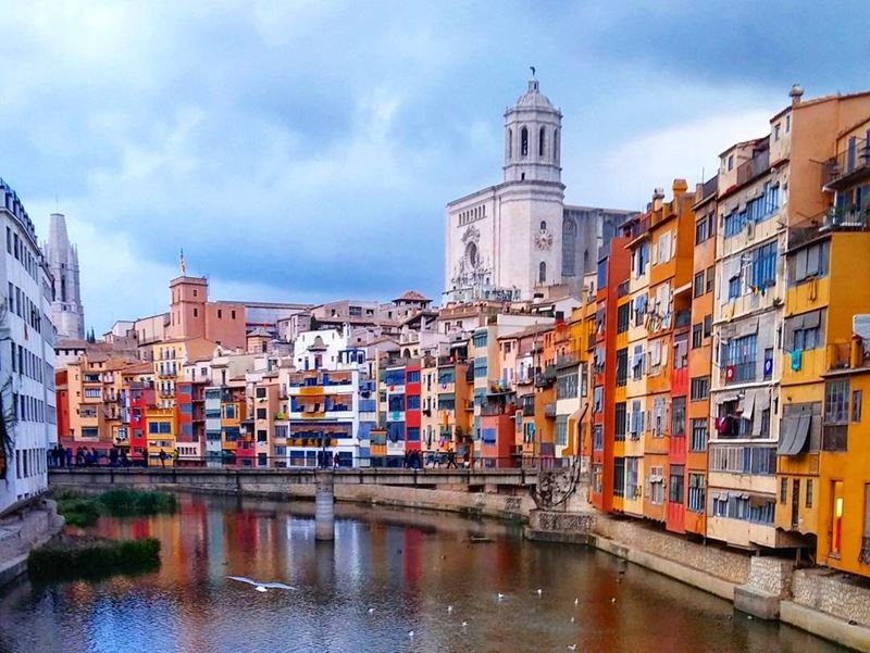 Крупные и красивые города Испании - Жирона - набережная реки Оньяр