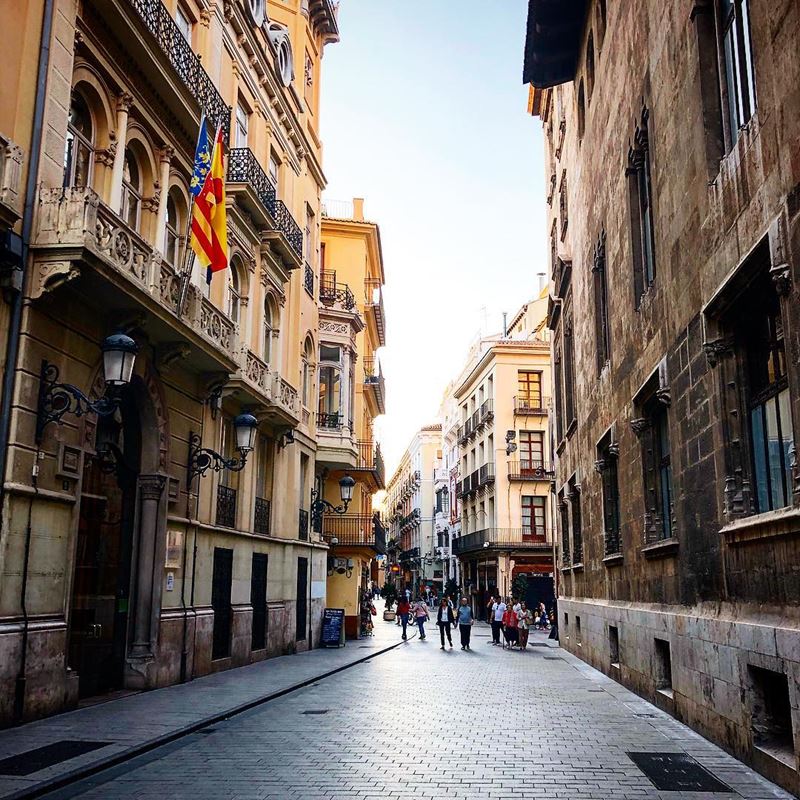 Крупные и красивые города Испании - Валенсия - старинная архитектура улицы 