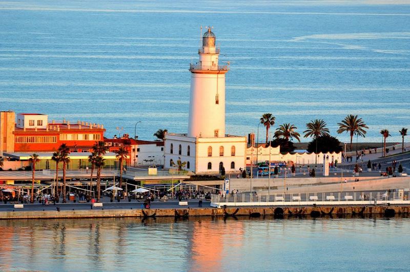 Крупные и красивые города Испании - Малага - маяк в порту