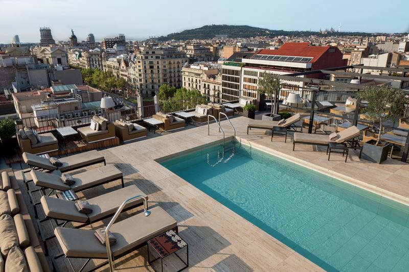 Majestic Hotel & Spa Barcelona - терраса-руфтоп с бассейном с видом на Барселону