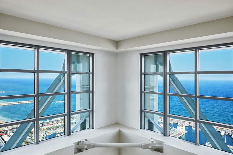  Hotel Arts Barcelona - окна с панорамным видом на Средиземное море