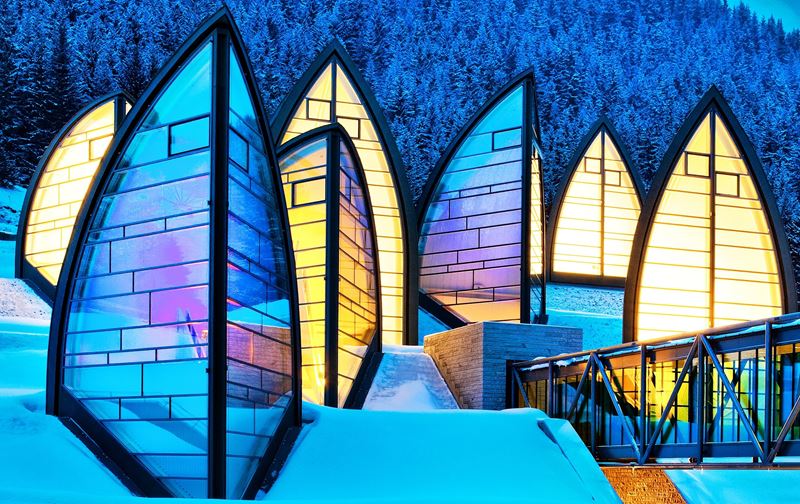 Катание на лыжах на рассвете на курорте Tschuggen Grand Hotel (Ароза, Швейцария)