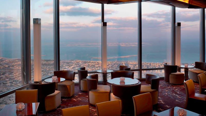 Высокие панорамные рестораны: Ресторан At.Mosphere в башне Бурдж-Халифа (Дубай, ОАЭ)