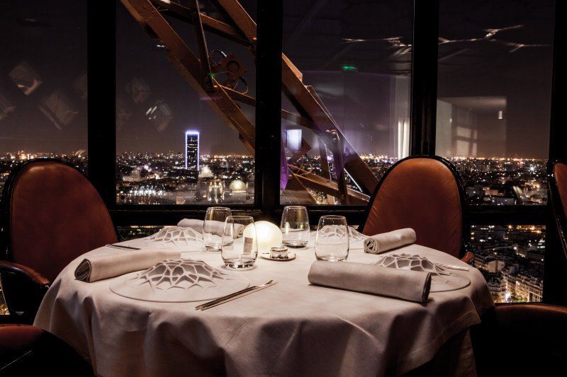 Высокие панорамные рестораны: Jules Verne в Эйфелевой башне (Париж, Франция)