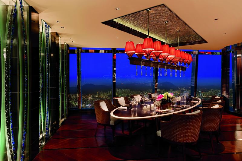 Высокие панорамные рестораны: Tosca в отеле The Ritz-Carlton в Международном коммерческом центре Гонконга (Китай)