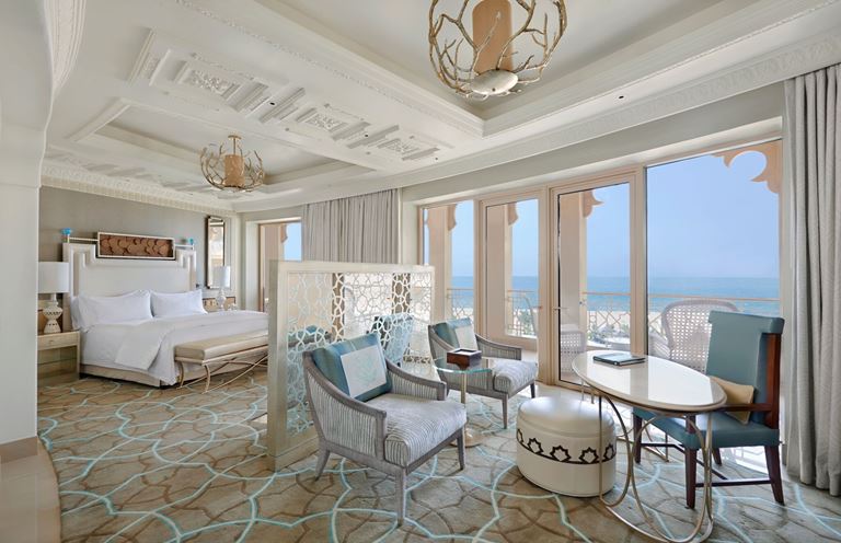 Waldorf Astoria Ras Al Khaimah - номер люкс с панорамным видом на Аравийское море