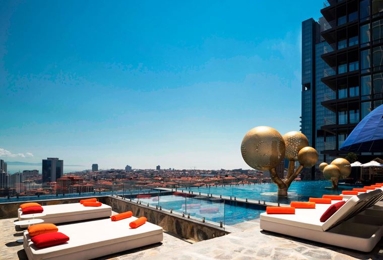 Fairmont Quasar Istanbul - отель 5 звёзд в Стамбуле, Турция - терраса Ukiyo с панорамным бассейном