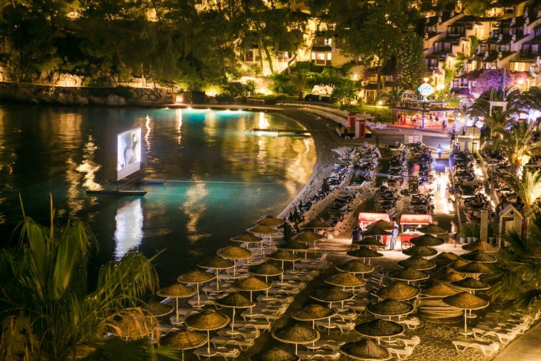 Новые предложения в Hillside Beach Club в Фетхие (Турция) - ночной киносеанс на пляже 