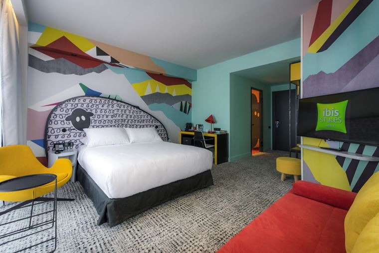 Отель ibis Styles Тбилиси Центр - интерьер номера в ярких цветах