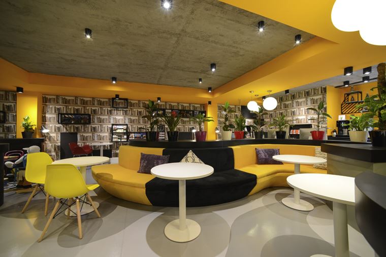 Отель ibis Styles Тбилиси Центр - лаунж зона с библиотекой и диваном