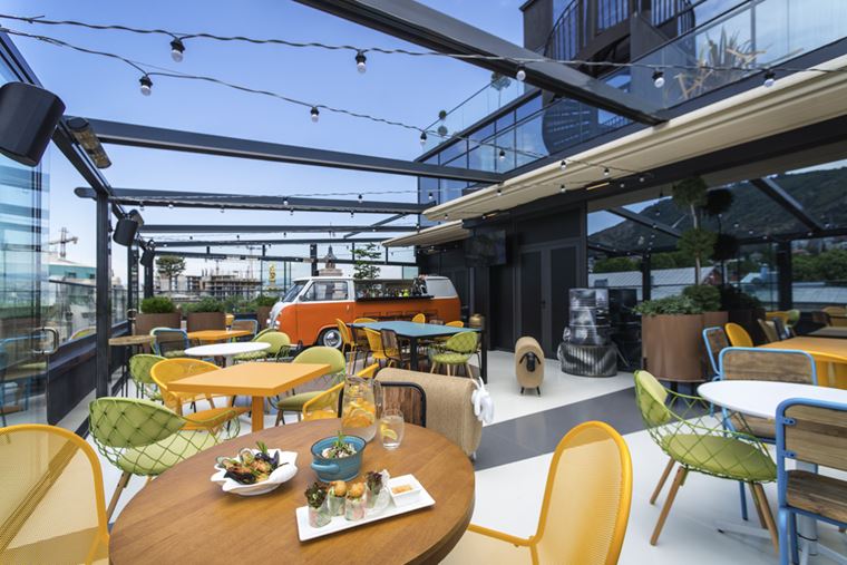 Отель ibis Styles Тбилиси Центр - открытая терраса со столиками на крыше