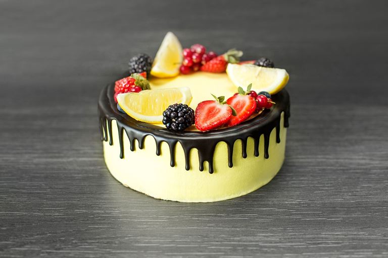 Новая коллекция тортов от ресторана MC Traders - жёлтый торт с ягодами