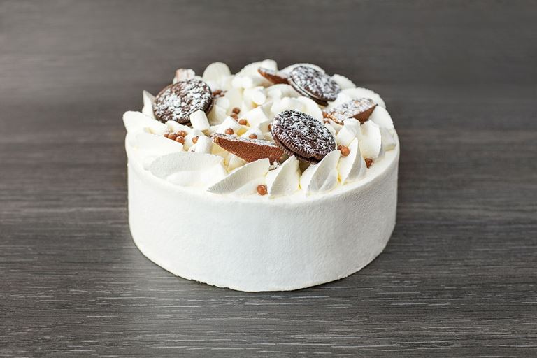 Новая коллекция тортов от ресторана MC Traders - белый торт с шоколадным печеньем