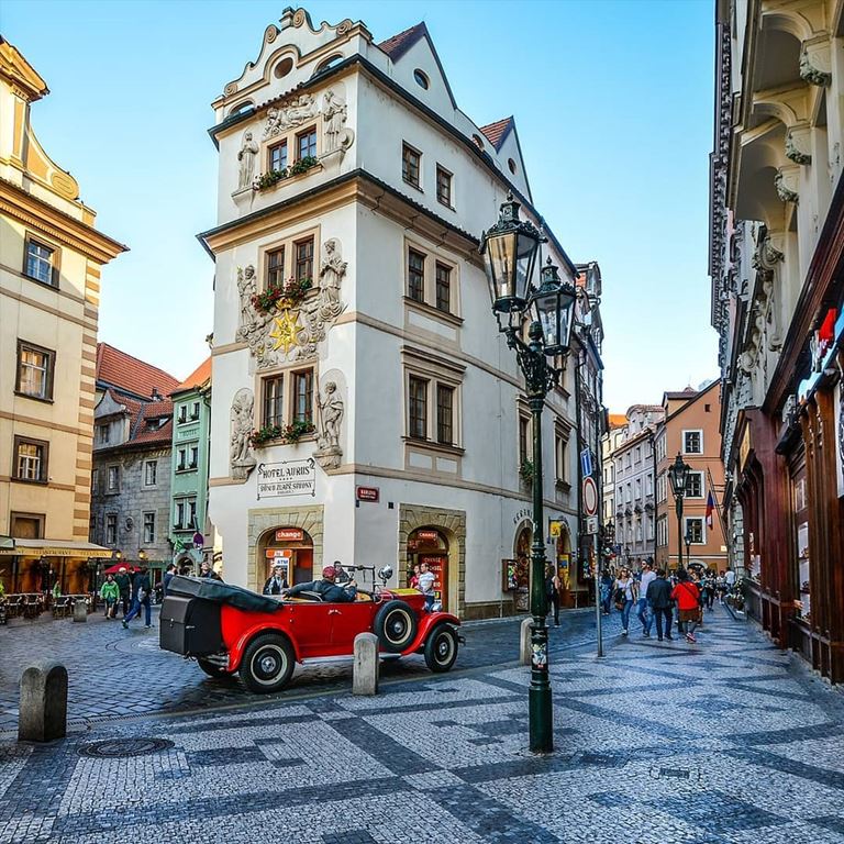Прага - популярное направление для российских туристов и один из самых красивых городов Европы 