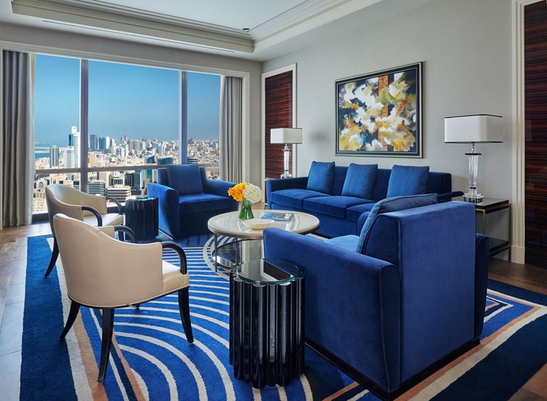 Four Seasons Hotel Bahrain Bay  - интерьер номера в синих тонах