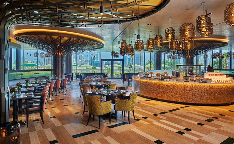 Four Seasons Hotel Bahrain Bay  - ресторан в золотых тонах