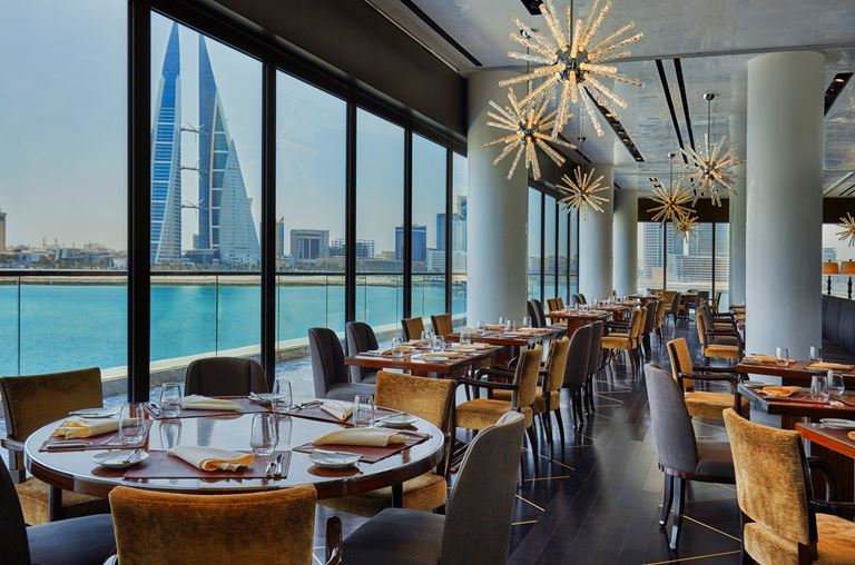 Four Seasons Hotel Bahrain Bay  - ресторан с видом на город 
