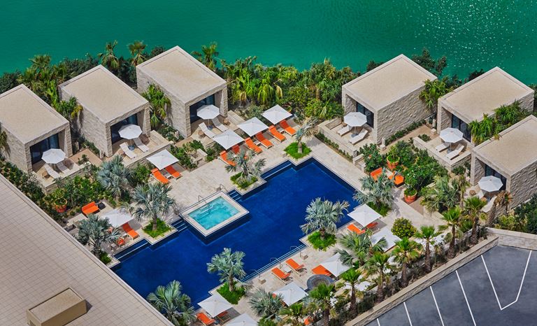 Four Seasons Hotel Bahrain Bay  - бассейн у отеля 