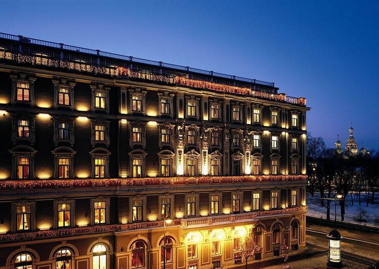  Гранд Отель Европа в Санкт-Петербурге вечером в ночном освещении