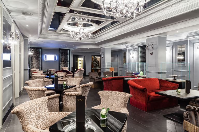 Hotel Carlton Baglioni - интерьер в серебристых тонах с креслами и столиками