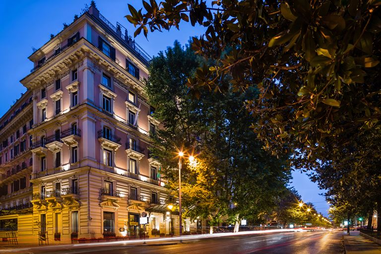 Hotel Regina Baglioni в Риме - архитектура в вечернем освещении