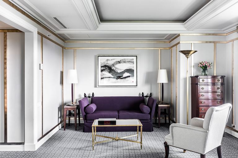 Отель Villa Magna в Мадриде – гостиная с фиолетовым диваном