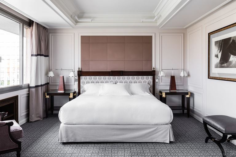 Отель Villa Magna в Мадриде – интерьер номера с большой кроватью