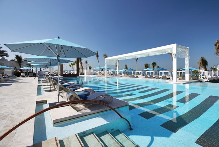 DRIFT Beach Club – место для пляжного отдыха в Дубае - открытый бассейн 