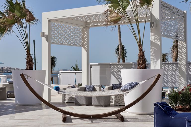 DRIFT Beach Club – место для пляжного отдыха в Дубае - беседка и гамак с подушками 