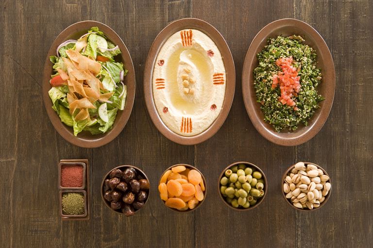 Питание с Six Senses - тарелки с продуктами, орехами и специями 
