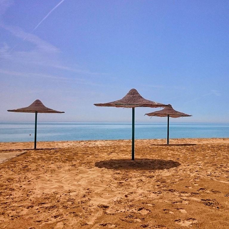 Один из песчаных пляжей в курортной зоне Айн-Сохна на берегу Красного моря (фото: @hoormonir) 