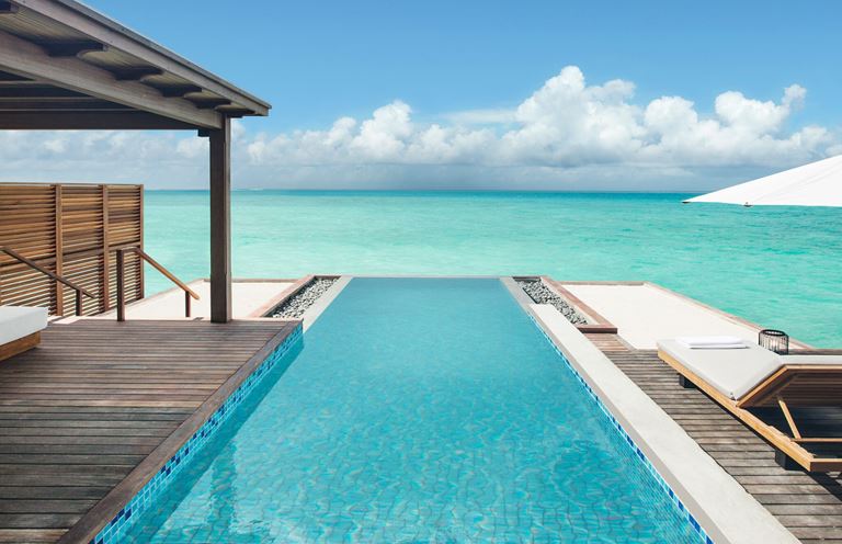 Курортный отель Fairmont Maldives Sirru Fen Fushi на Мальдивах - открытый бассейн с видом на океан
