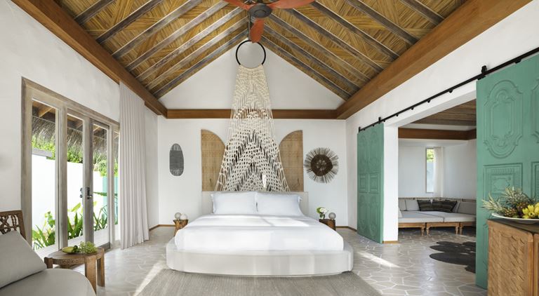 Курортный отель Fairmont Maldives Sirru Fen Fushi на Мальдивах - двухместная вилла с кроватью 