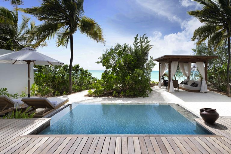Курортный отель Fairmont Maldives Sirru Fen Fushi на Мальдивах - бассейн на берегу океана