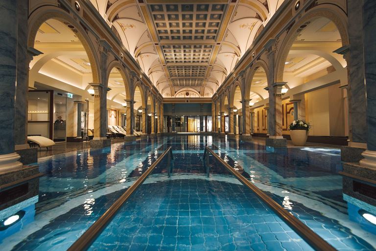 Курорт Grand Resort Bad Ragaz в Швейцарии - крытый бассейн отеля