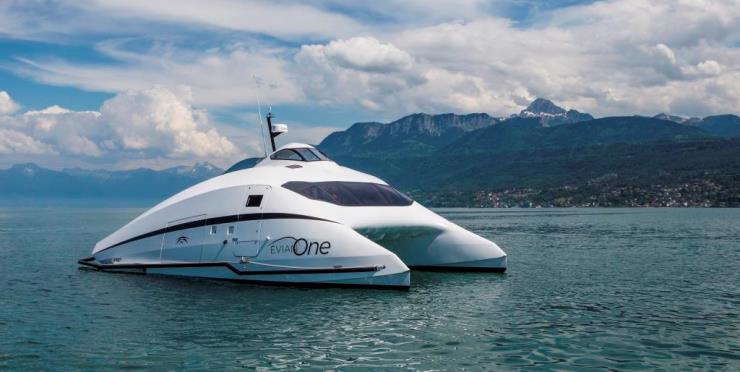 Evian One - роскошный катамаран для водных прогулок по Женевскому озеру