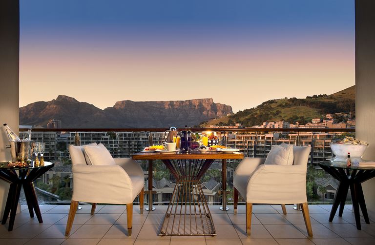 Вино и гастрономия курорта One&Only Cape Town - вид с террасы отеля на горы 