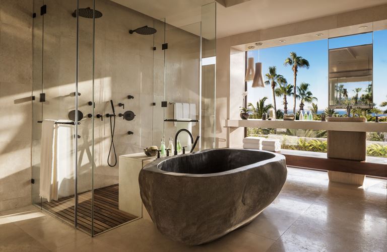 Курорт One&Only Palmilla в Лос-Кабосе, Мексика - ванная комната с каменной ванной и душевой кабиной 