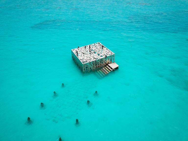 В Fairmont Maldives Sirru Fen Fushi открывается подводный музей Coralium 