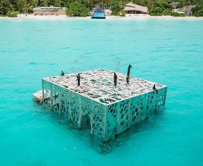 В Fairmont Maldives Sirru Fen Fushi открывается подводный музей Coralarium