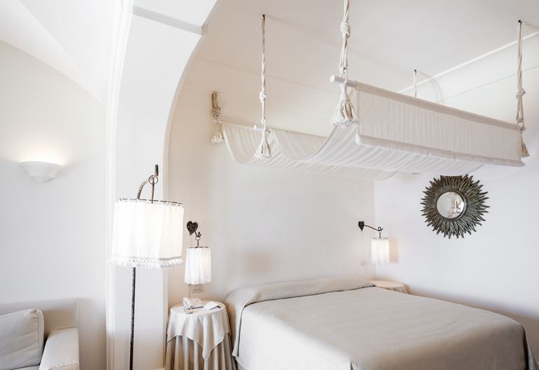Отель Capri Palace - белый дизайн интерьера номера