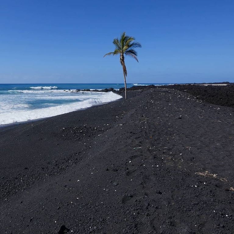 Цветные пляжи мира - Чёрный пляж Пуналуу (Гавайские острова)